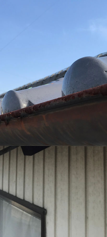 劣化した雨樋と外壁の参考写真